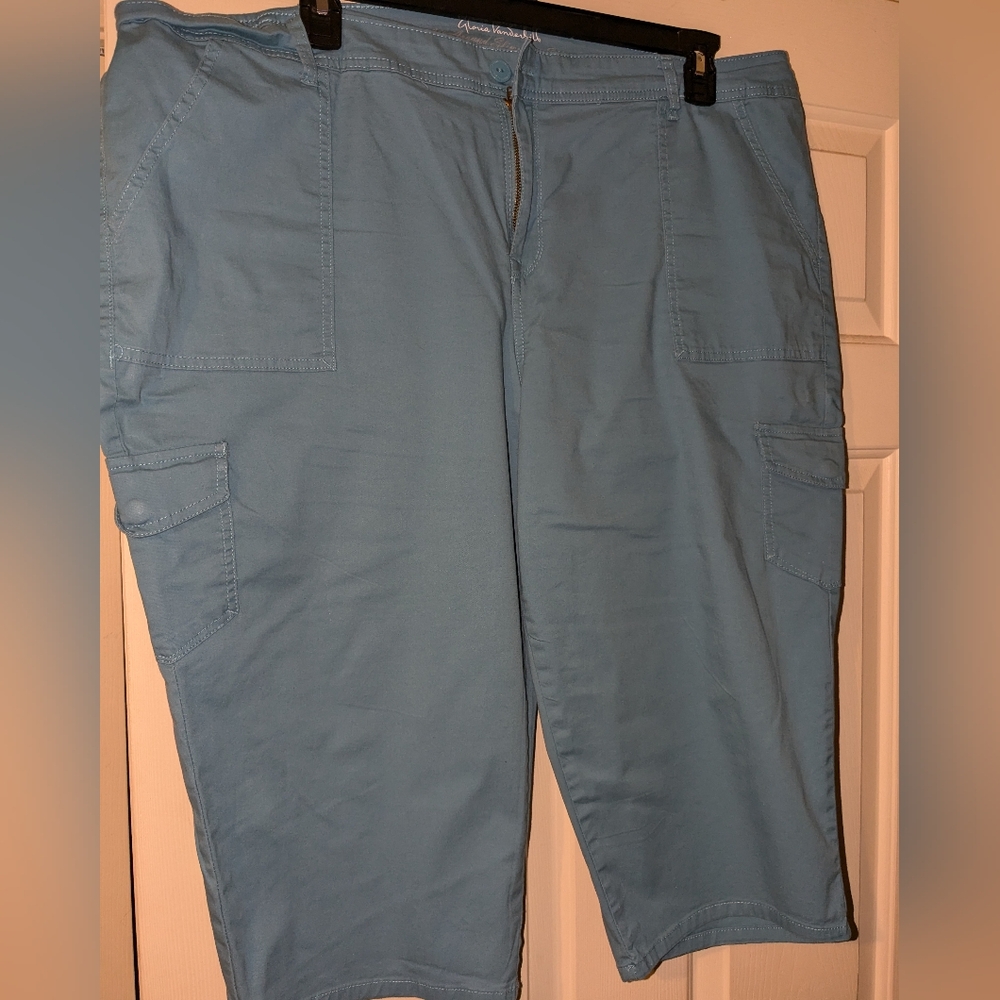 Plus size 22w Cargo Capris